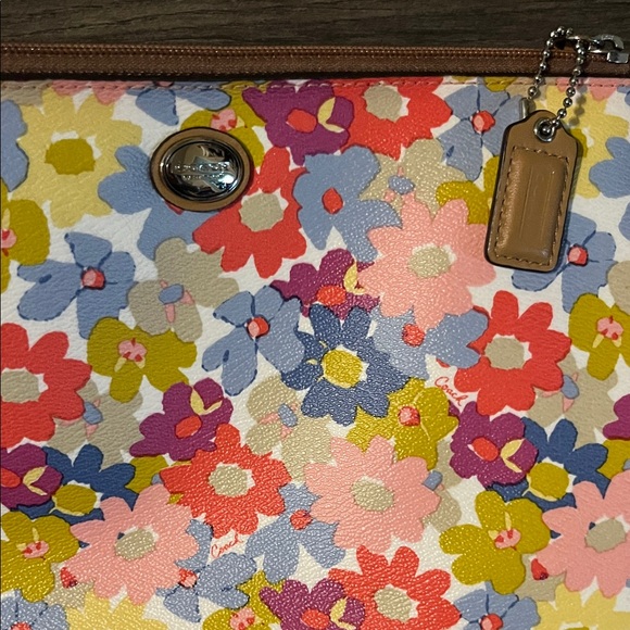 Coach Floral Multicolor Clutch in excellent condition - Picture 4 of 4